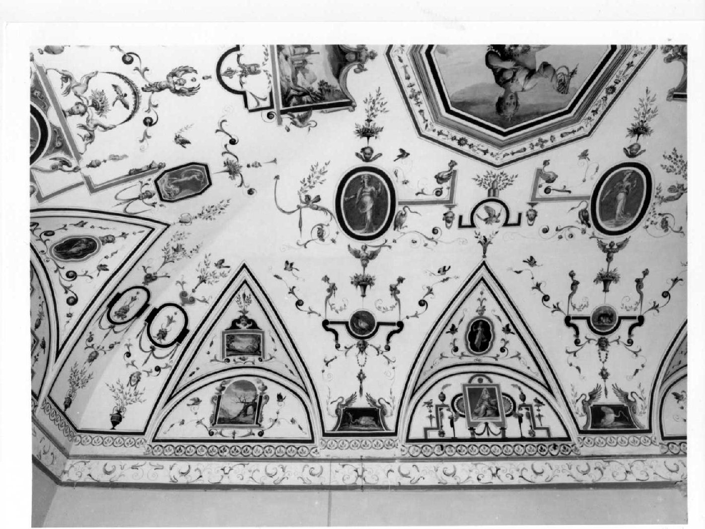 grottesche con figure allegoriche, paesaggi ed uccelli, allegoria della Pr udenza (decorazione pittorica, ciclo) di Savini Salvio (attribuito) (ultimo quarto sec. XVI)