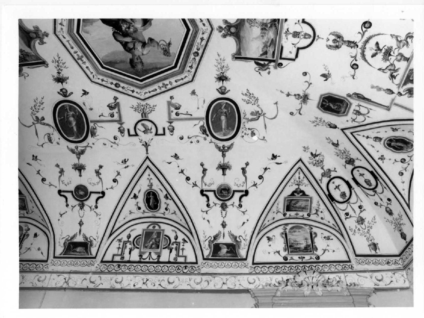 grottesche con figure allegoriche, paesaggi ed uccelli, allegoria della Pr udenza (decorazione pittorica, ciclo) di Savini Salvio (attribuito) (ultimo quarto sec. XVI)