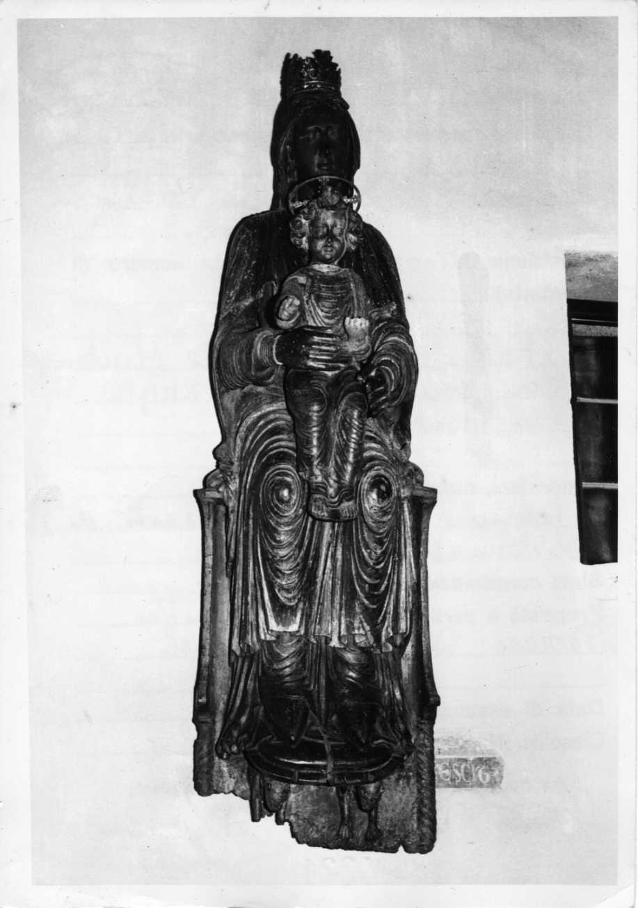 Madonna con Bambino (scultura, opera isolata) - bottega Italia centrale (sec. XIII)