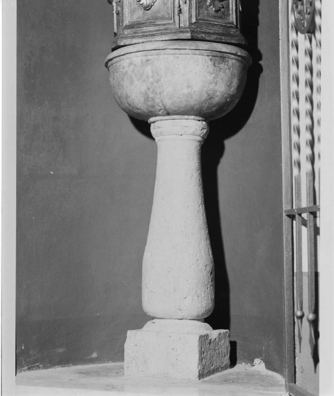 fonte battesimale, elemento d'insieme - bottega umbra (sec. XVII)