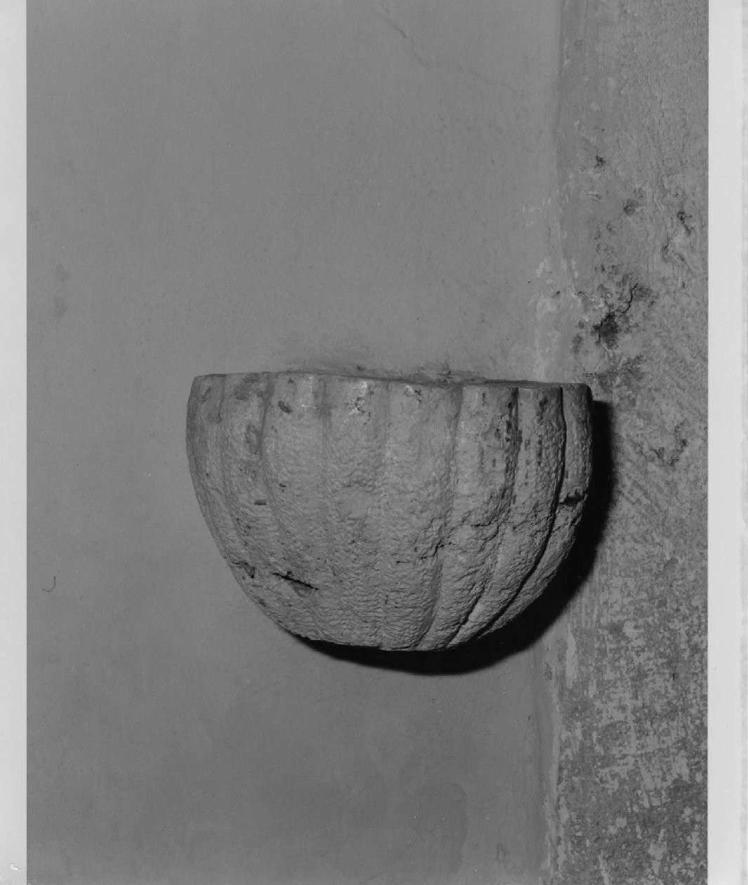 acquasantiera da parete, opera isolata - bottega umbra (sec. XVII)