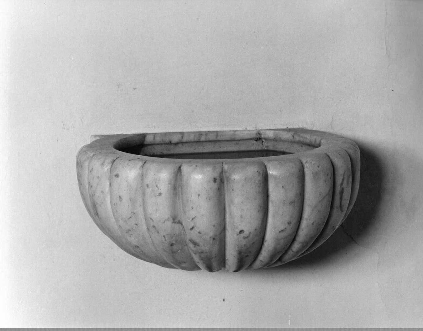 acquasantiera da parete, opera isolata - bottega umbra (sec. XVIII)