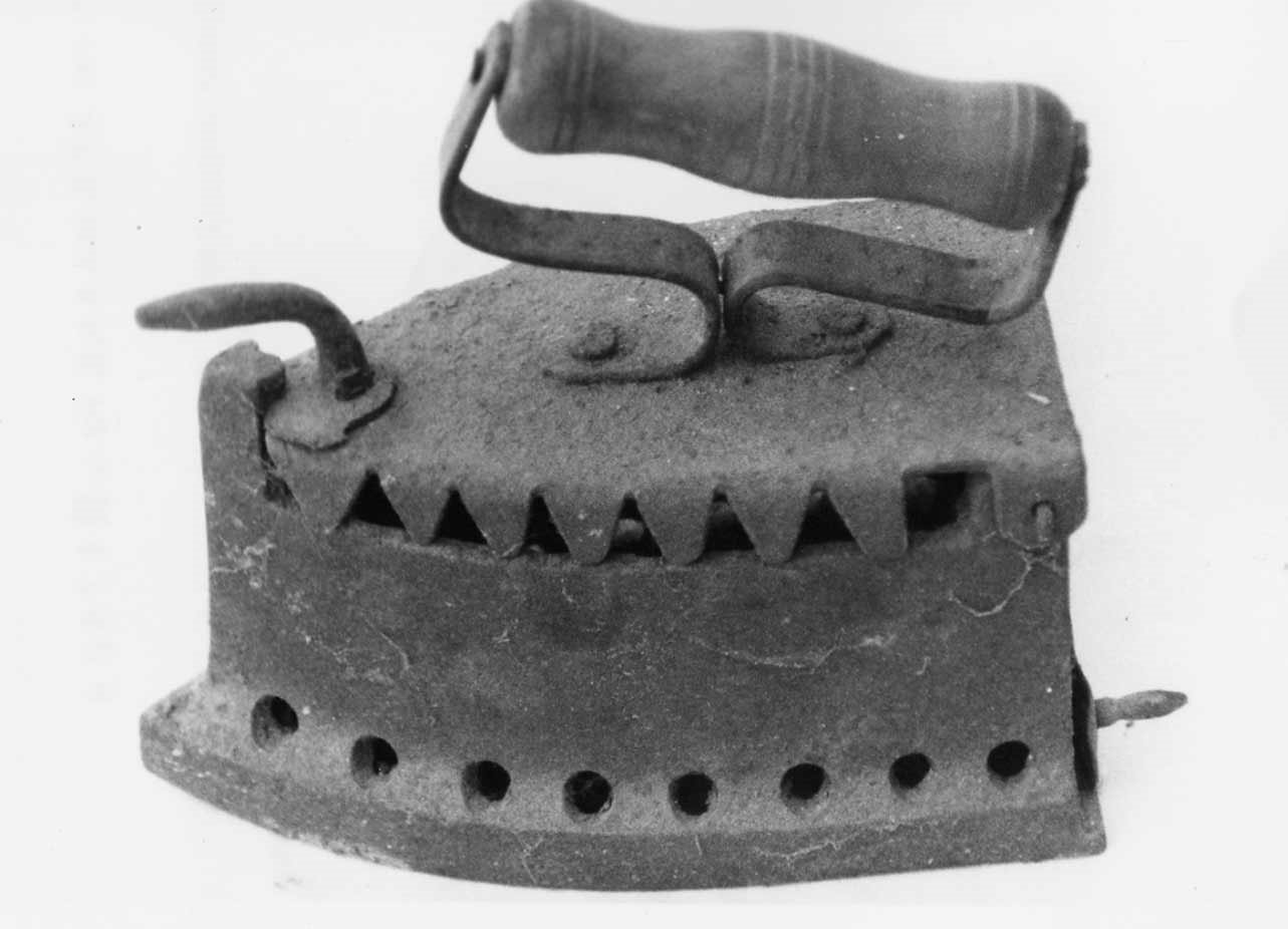 ferro da stiro - bottega umbra (sec. XX inizio)