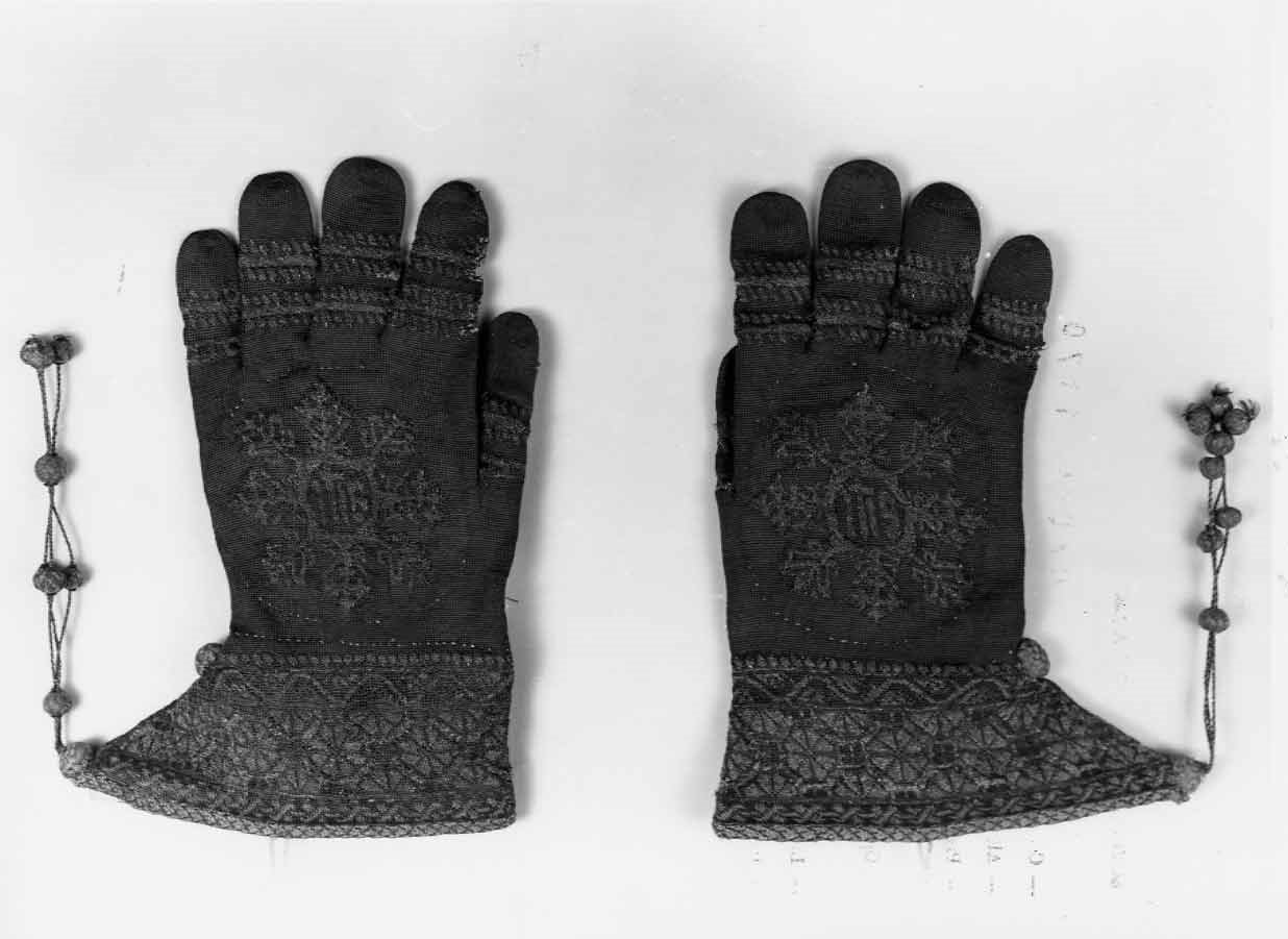 guanti pontificali, coppia - manifattura italiana (prima metà sec. XVI)