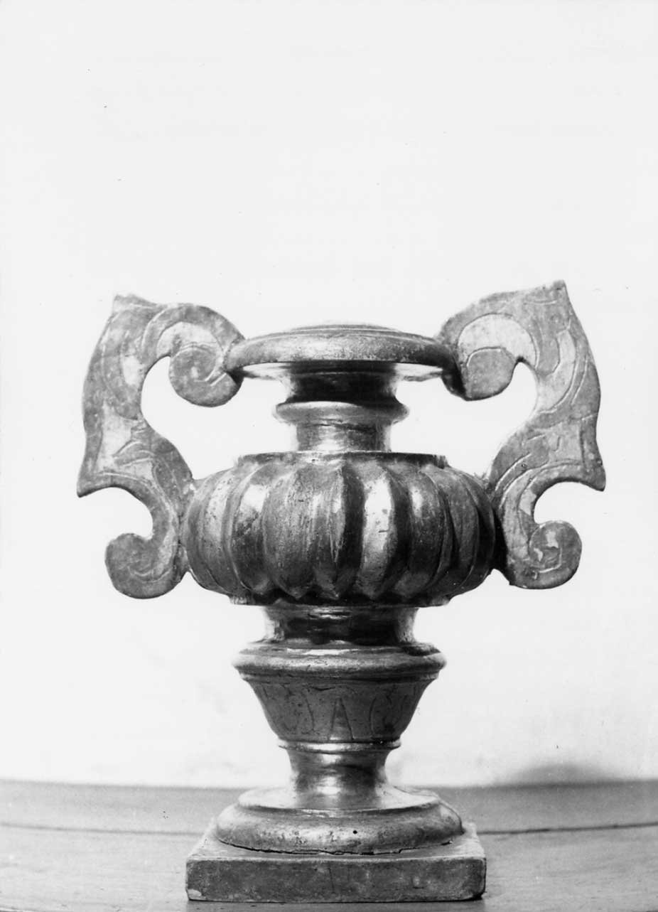 vaso d'altare con composizione floreale, serie - bottega Italia centrale (sec. XVII)