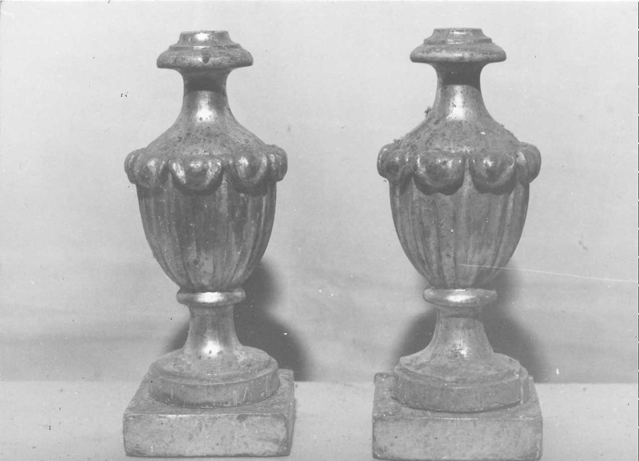 vaso d'altare con composizione floreale, insieme - bottega Italia centrale (sec. XVII)
