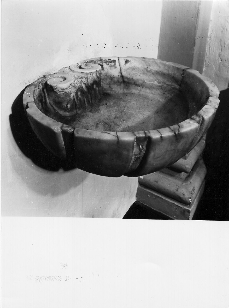 acquasantiera da parete, coppia - bottega Italia centrale (sec. XVIII)