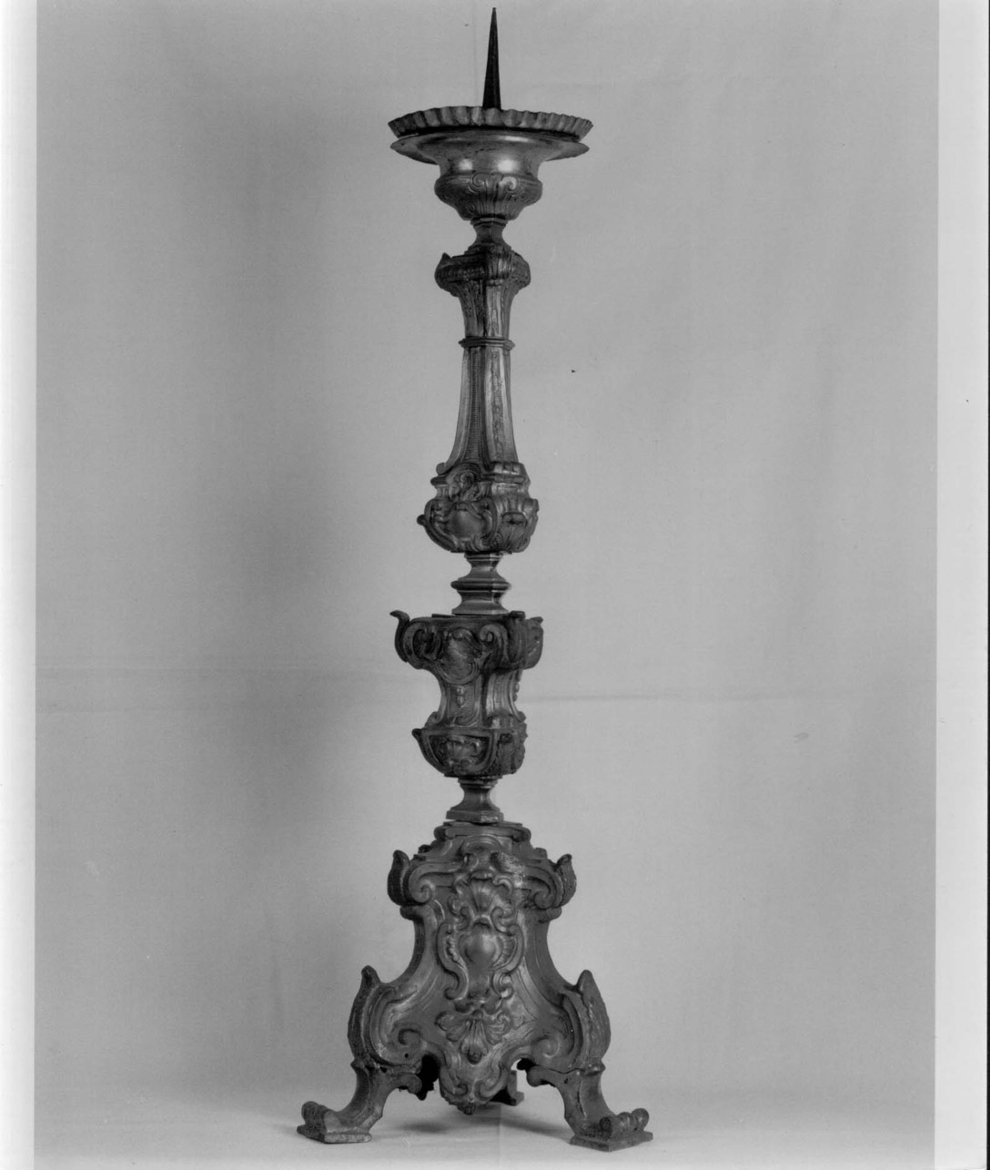 candeliere d'altare, coppia - bottega Italia centrale (primo quarto sec. XVIII)