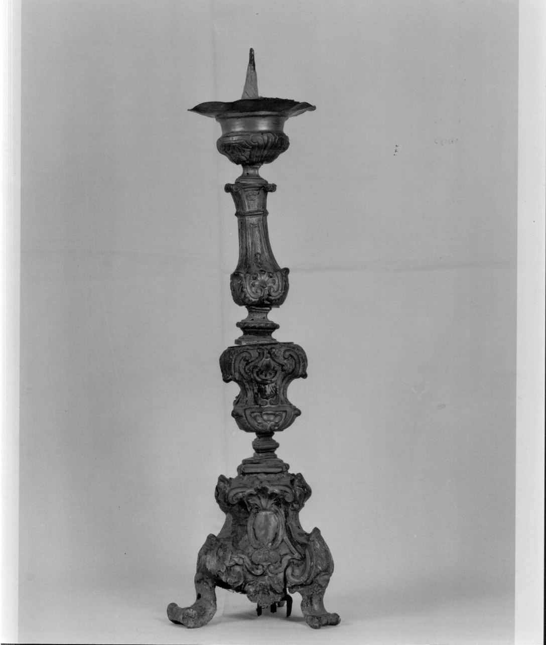 candeliere d'altare, coppia - bottega Italia centrale (primo quarto sec. XVIII)