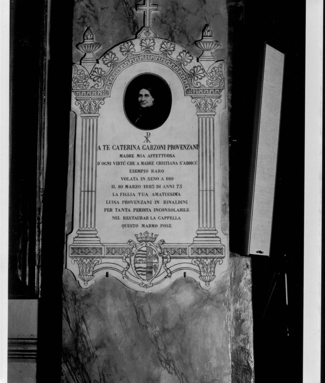ritratto di donna (monumento funebre - a lastra, opera isolata) - bottega Italia centrale (ultimo quarto sec. XIX)