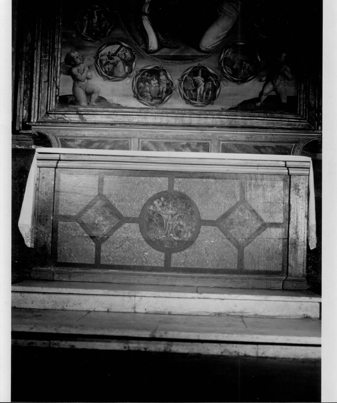 monogramma mariano (paliotto - a pannello piano, complesso decorativo) - bottega Italia centrale (secc. XVII/ XVIII)