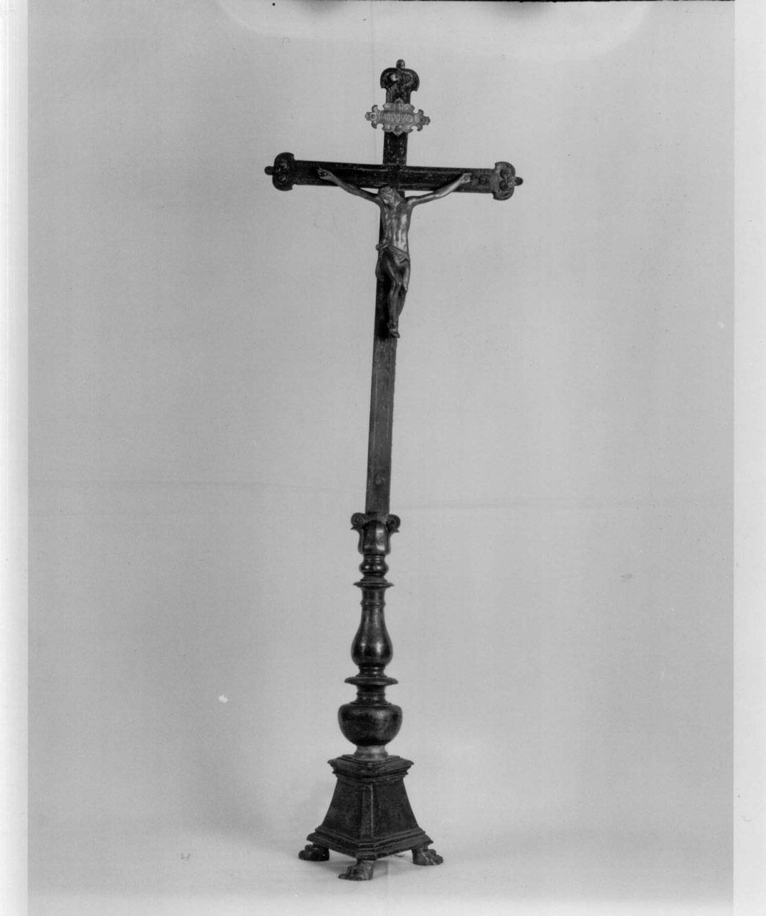 Cristo crocifisso (croce d'altare, opera isolata) - bottega Italia centrale (sec. XVIII)