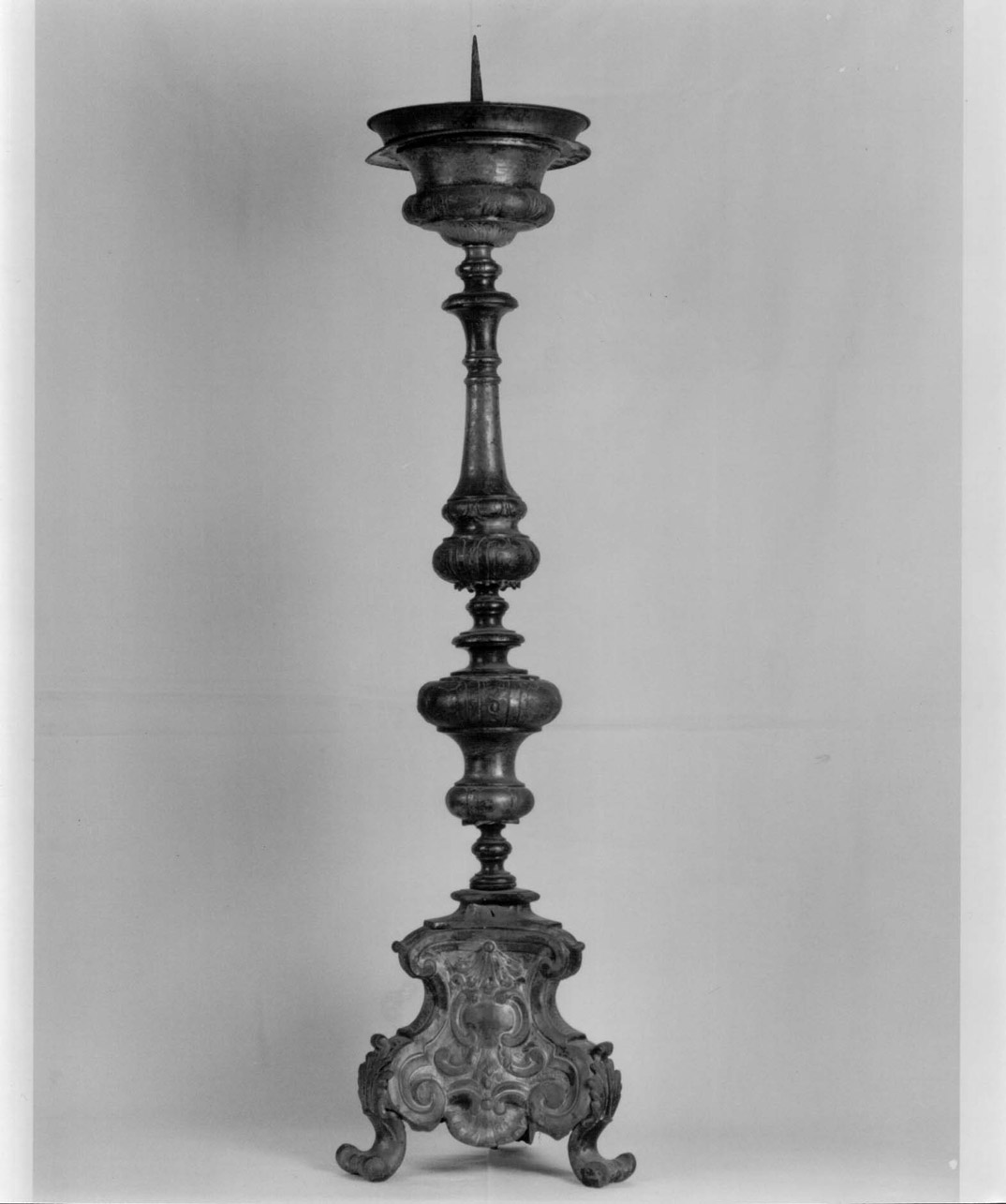 candeliere d'altare, serie - bottega Italia centrale (sec. XVIII)