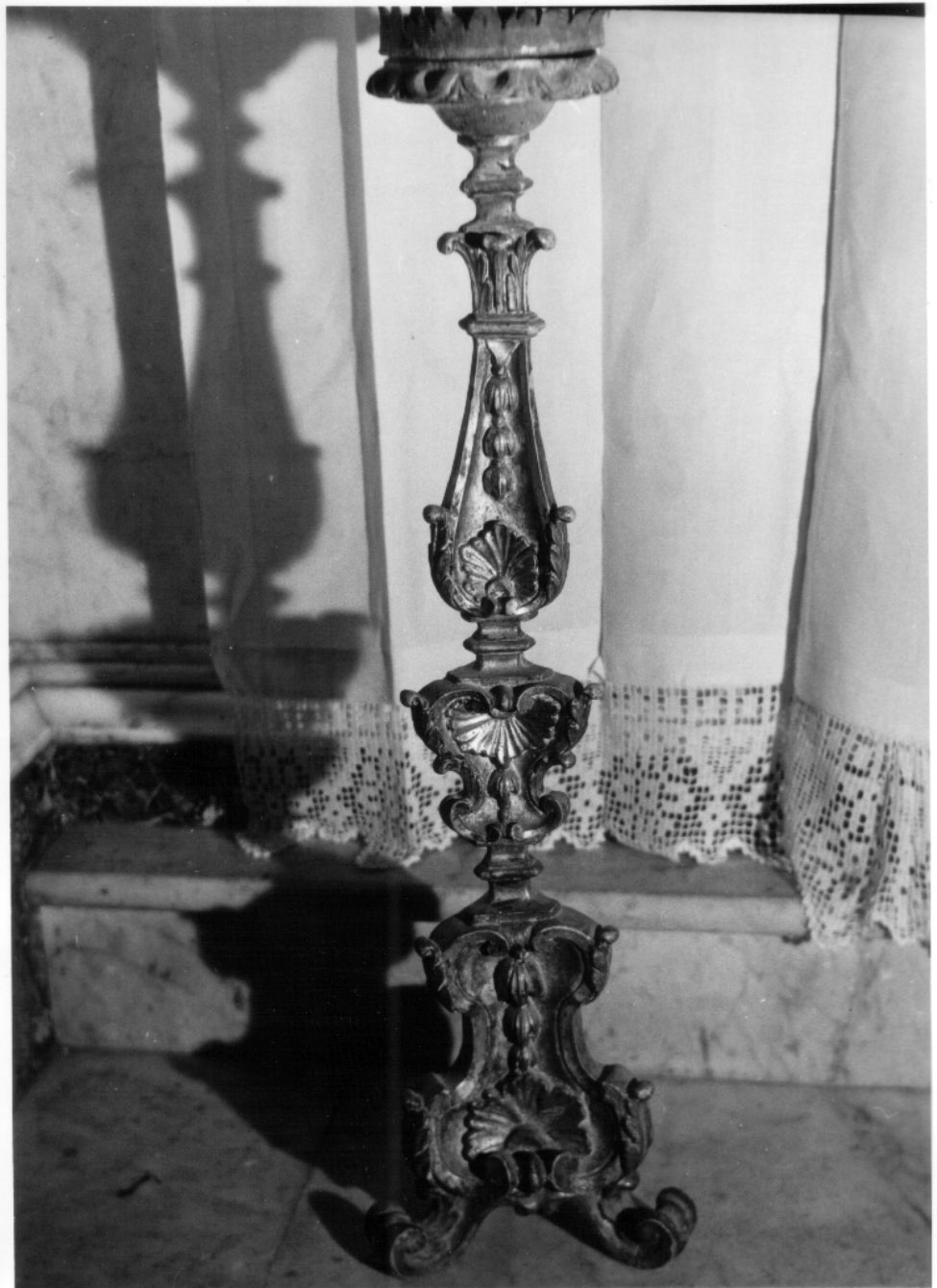 candeliere d'altare, serie - bottega Italia centrale (prima metà sec. XVIII)