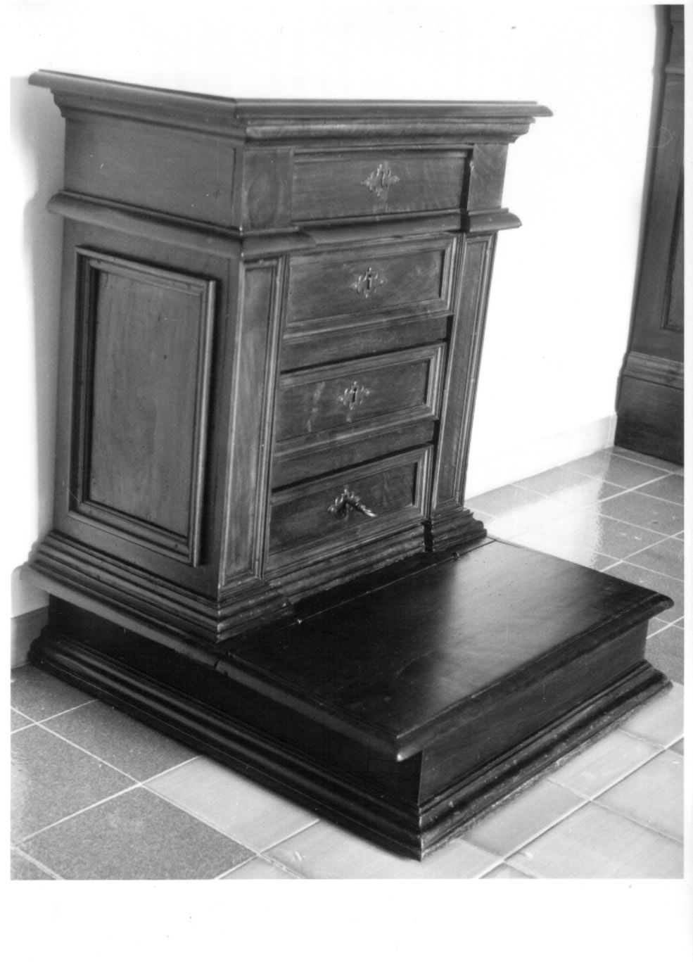 sedia - a braccioli, opera isolata - bottega Italia centrale (sec. XVII)