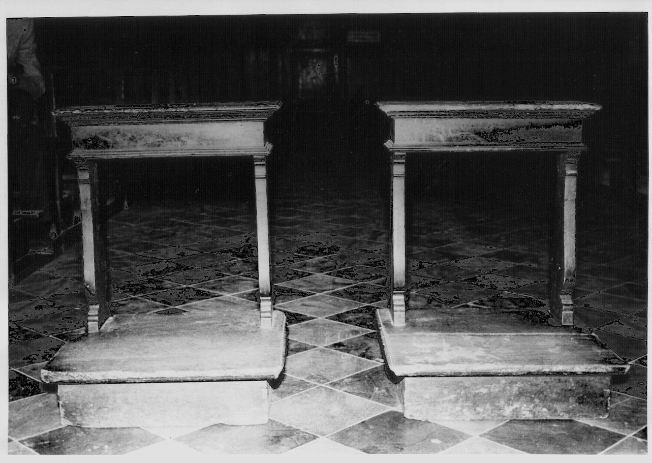 inginocchiatoio - a montanti sagomati, coppia - bottega Italia centrale (sec. XVIII)