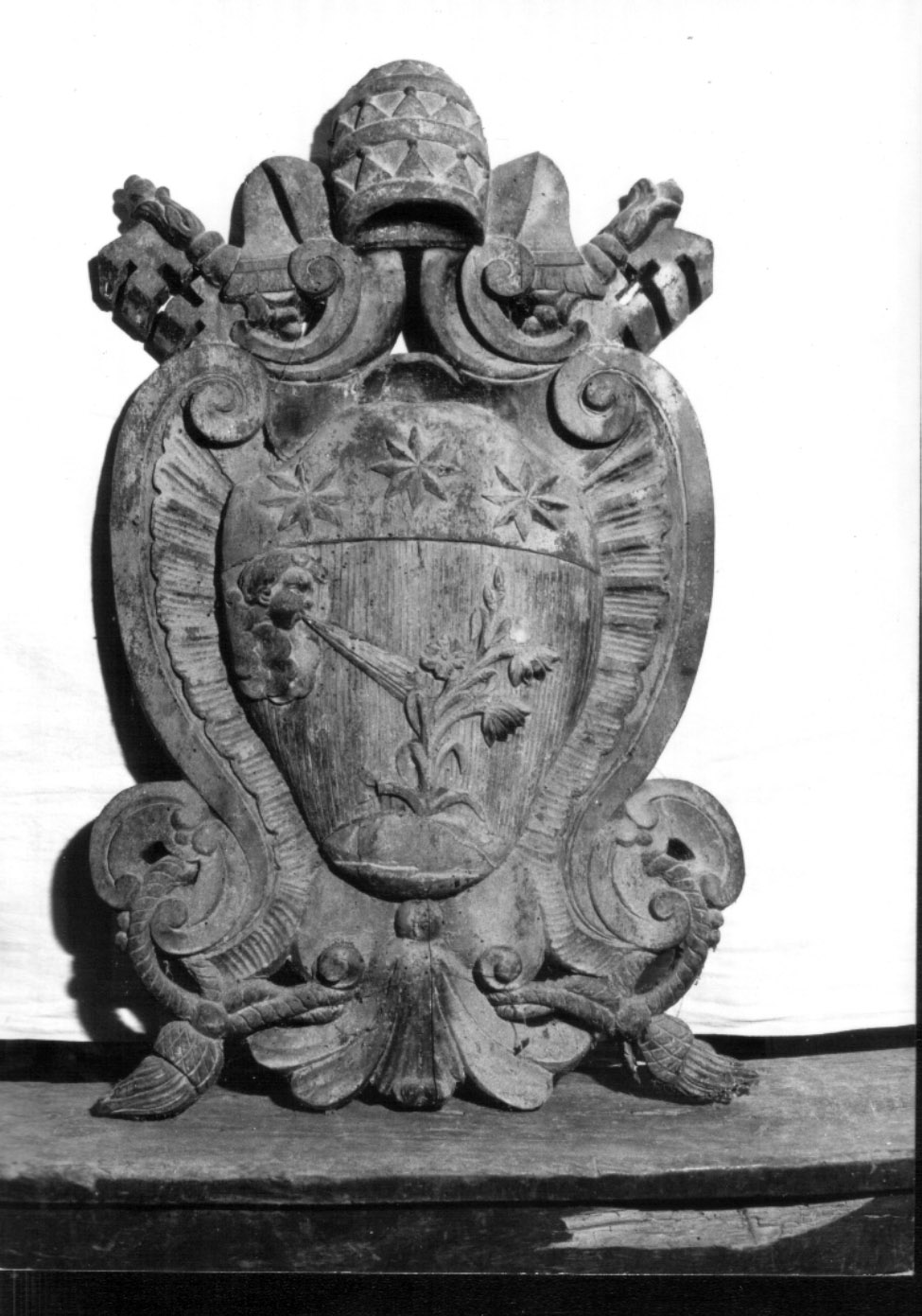 stemma papale (rilievo, pendant) - bottega Italia centrale (ultimo quarto sec. XVIII)