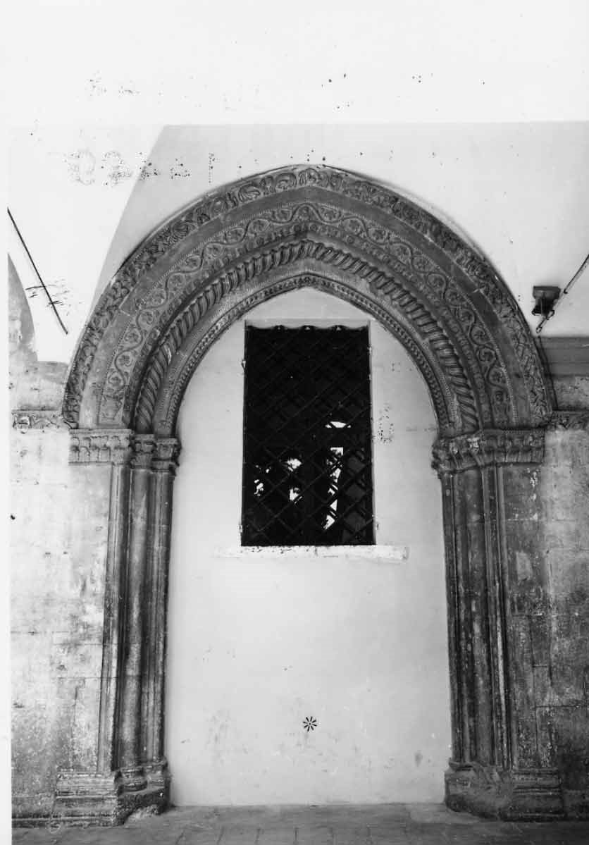 portale - a sesto acuto, opera isolata - bottega lombarda (metà sec. XV)