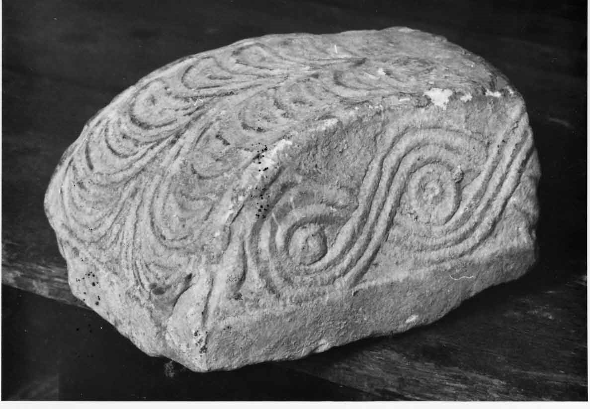 capitello - a gruccia, opera isolata - bottega italiana (sec. IX)