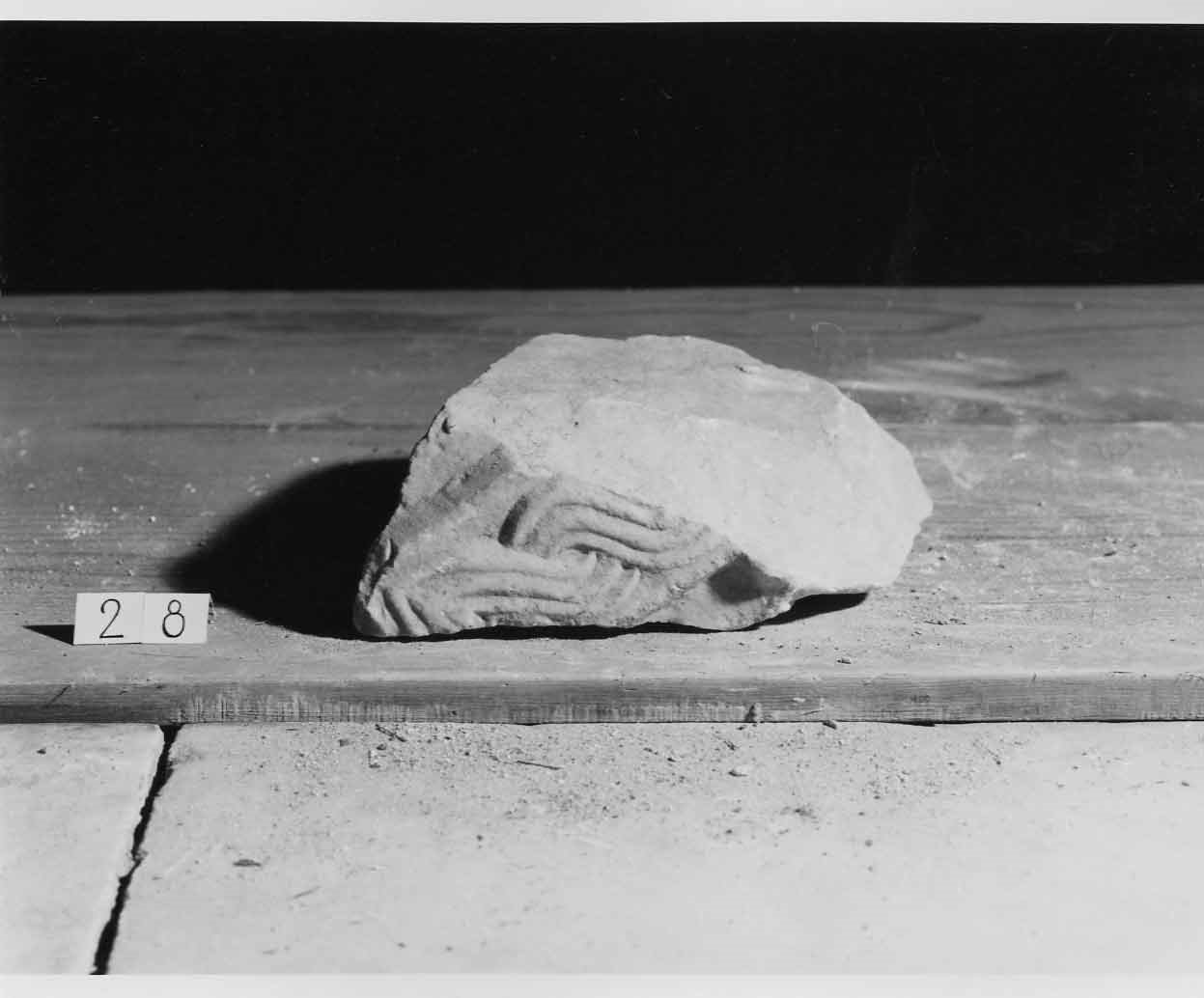 motivo decorativo a intreccio (rilievo, frammento) - bottega italiana (fine/inizio secc. VIII/ IX)