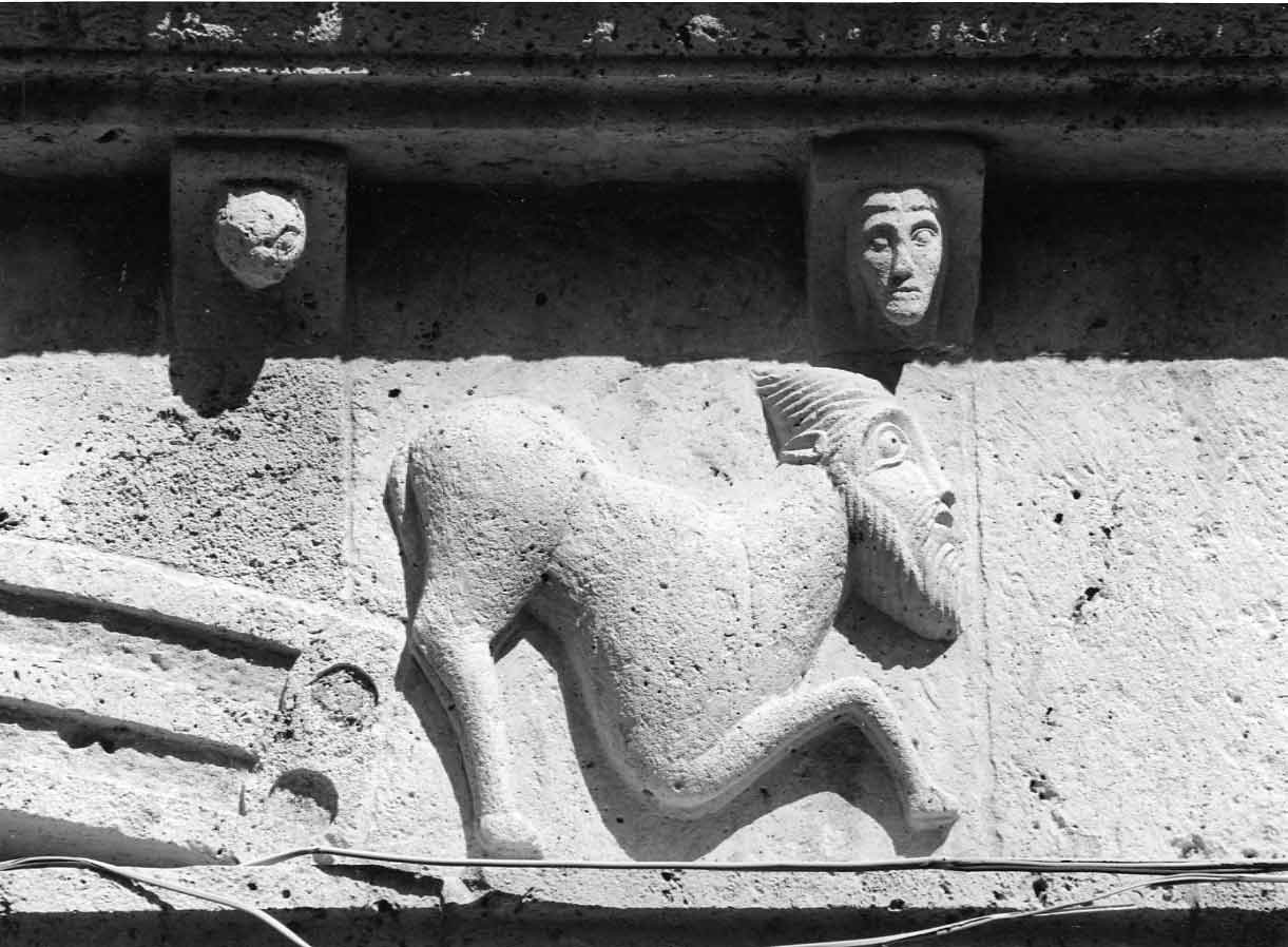 figura antropomorfa (rilievo, elemento d'insieme) - bottega umbra (inizio sec. XIII)