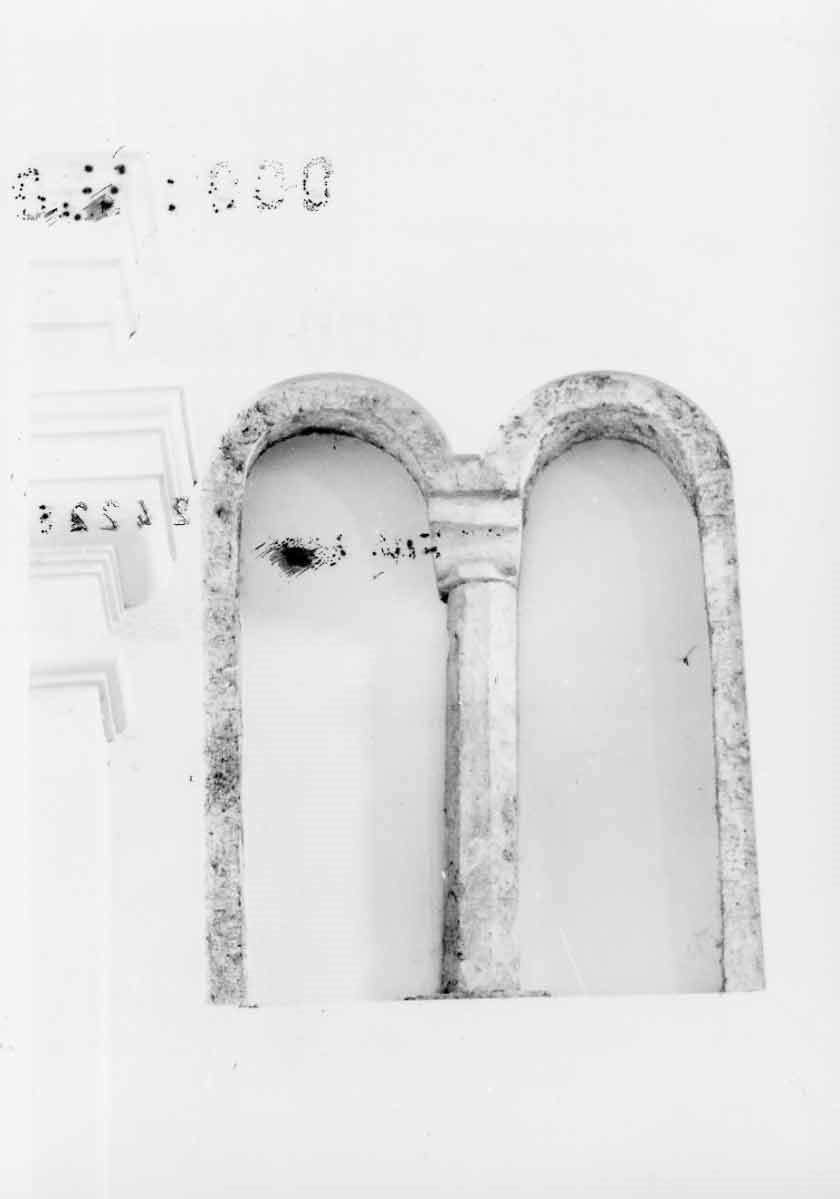 bifora, opera isolata - bottega italiana (fine/inizio secc. XII/ XIII)