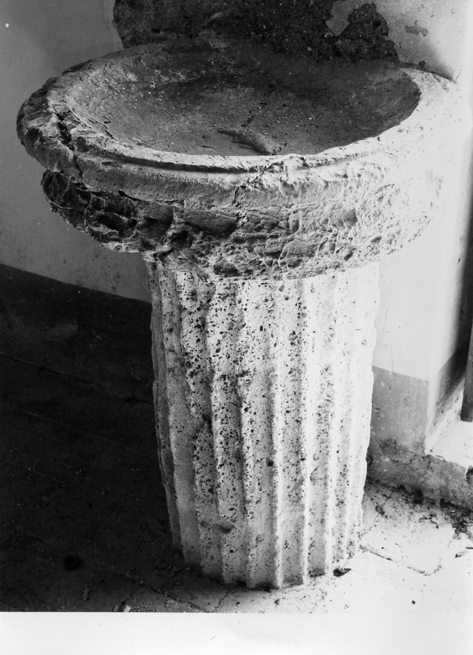 acquasantiera da parete, opera isolata - ambito Italia centrale (sec. XVI)