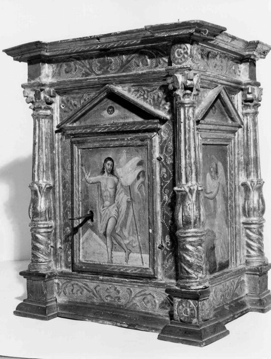 Cristo risorto tra due angeli (tabernacolo - a frontale architettonico, opera isolata) di Angelucci Camillo di Gaspare (attribuito) (seconda metà sec. XVI)