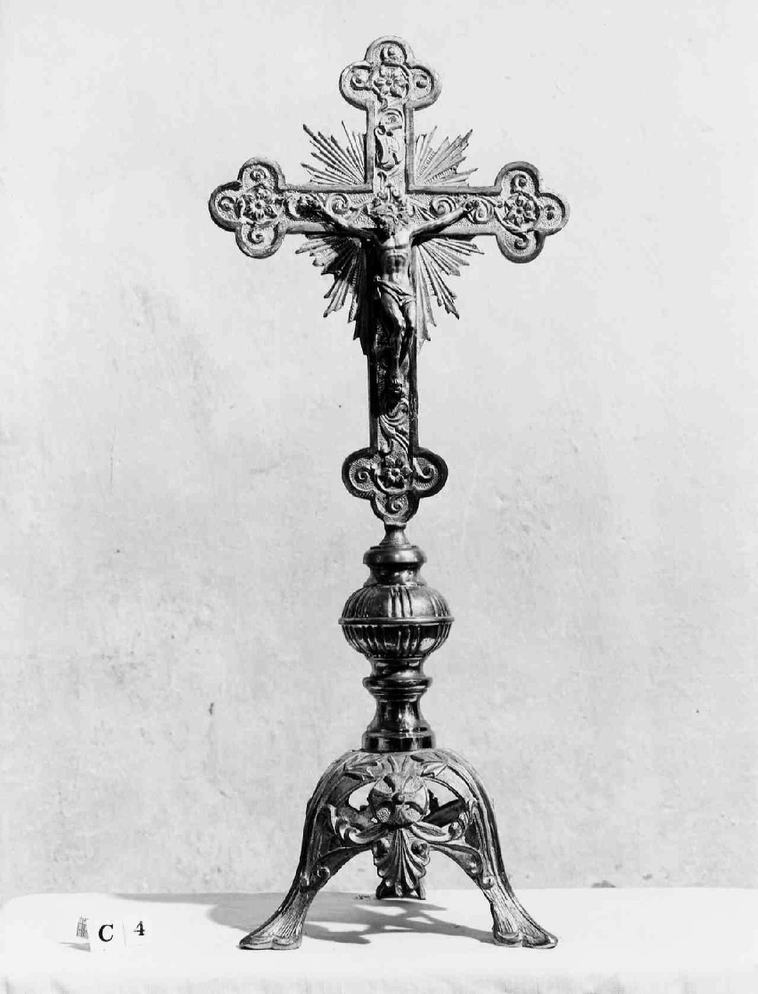 Cristo crocifisso (croce d'altare, opera isolata) - bottega umbra (prima metà sec. XX)