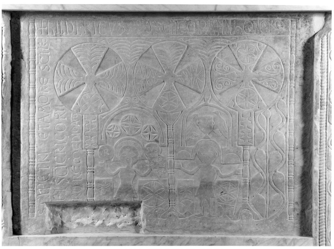 figure umane e motivi decorativi (lastra, elemento d'insieme) di Ursus (sec. VIII)