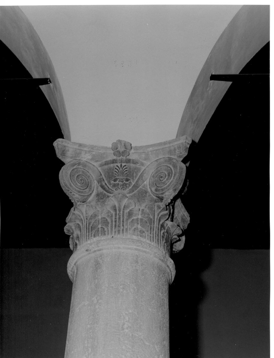 capitello di colonna, serie - bottega italiana (fine/inizio secc. XV/ XVI)