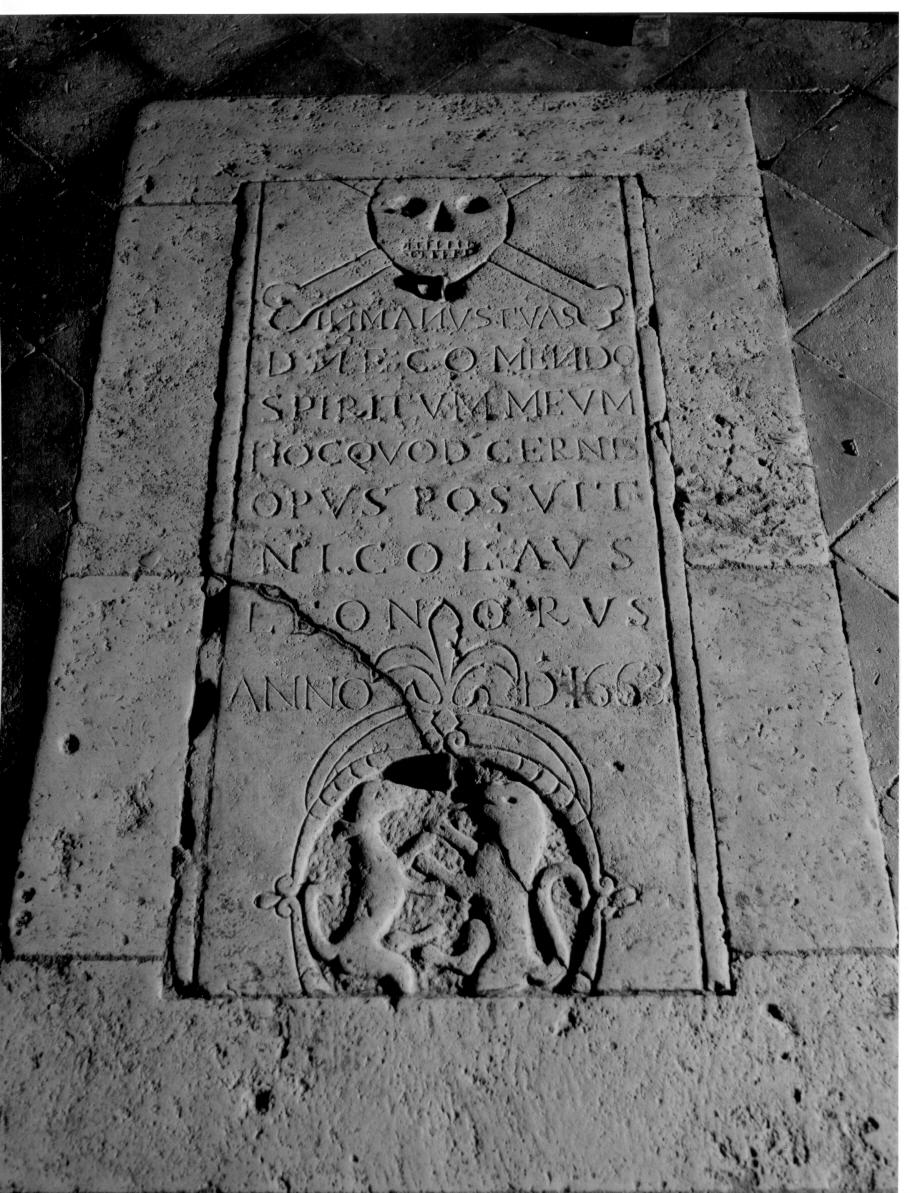 teschio (lapide tombale) - bottega italiana (sec. XVII)