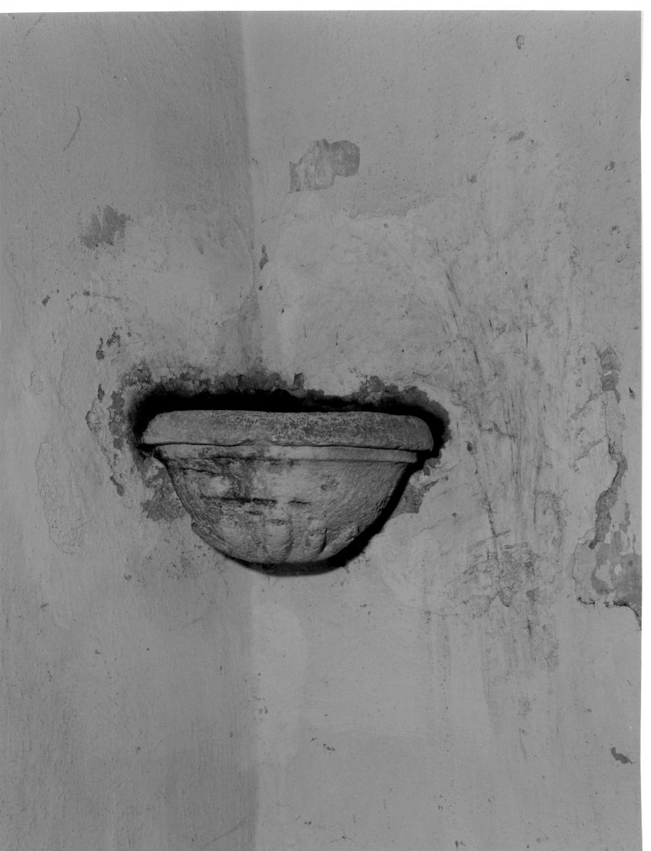 acquasantiera da parete - bottega italiana (secc. XVII/ XVIII)