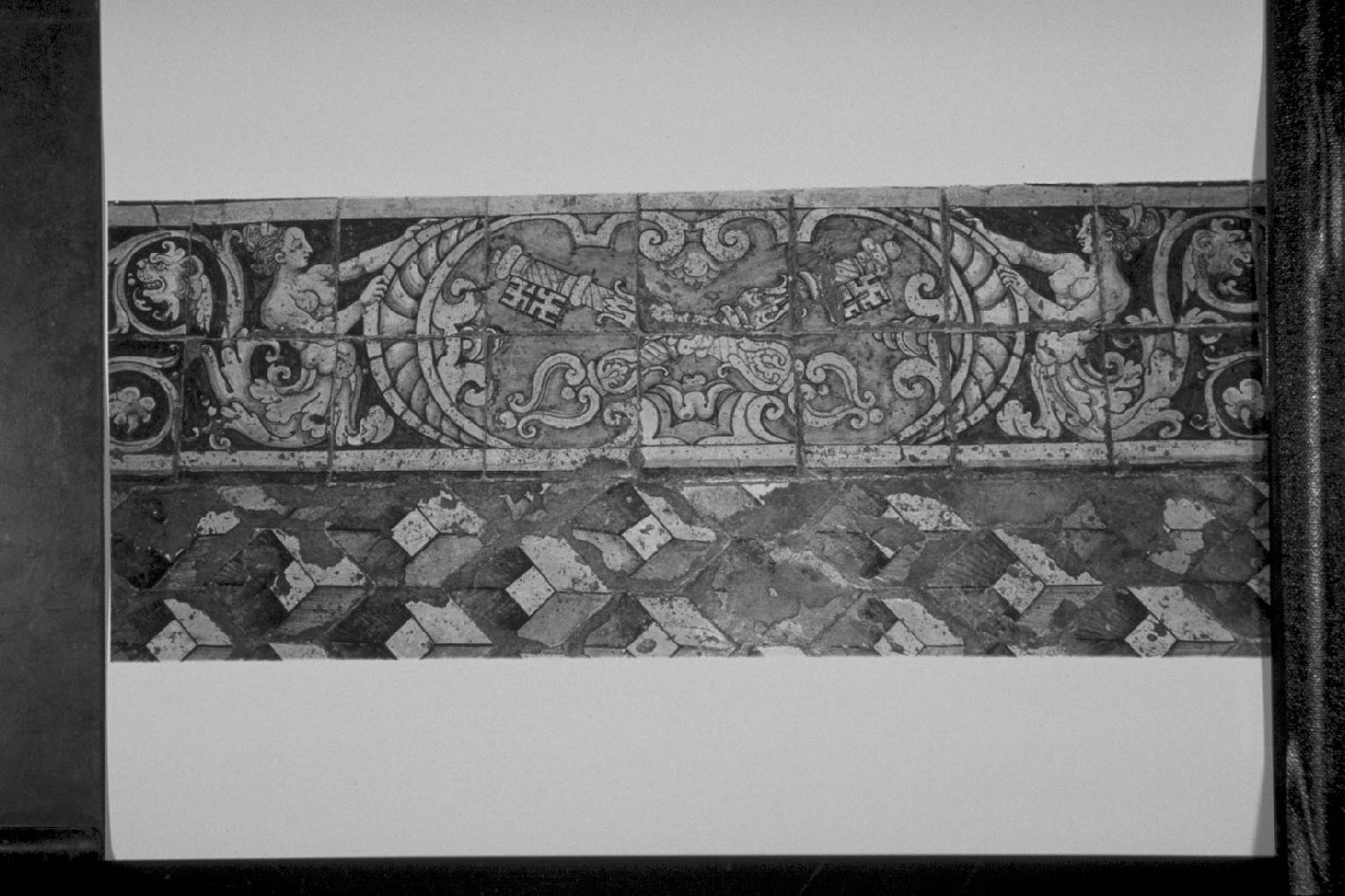 motivi decorativi (pavimento, elemento d'insieme) - bottega derutese (sec. XVI)