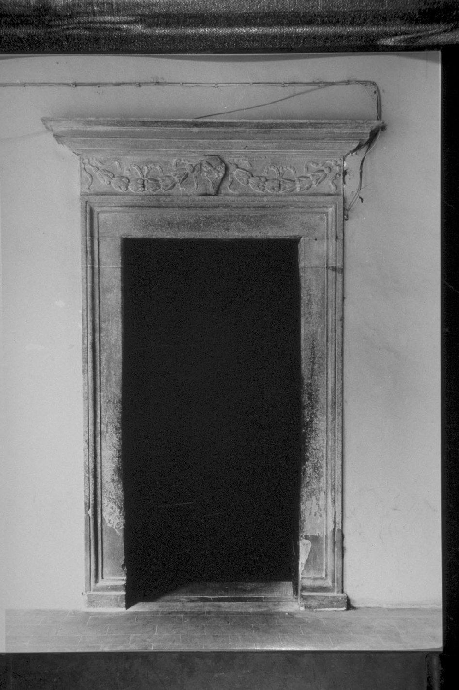 portale, opera isolata - bottega toscana (secc. XV/ XVI)