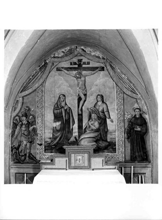 La crocifissione con S. Michele Arcangelo e S. Antonio da Padova, crocifissione (dipinto, opera isolata) - ambito umbro (primo quarto sec. XX)
