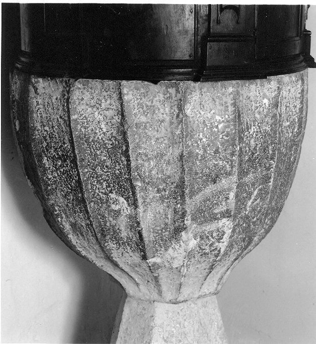 vasca battesimale, elemento d'insieme - bottega umbra (prima metà sec. XIV)