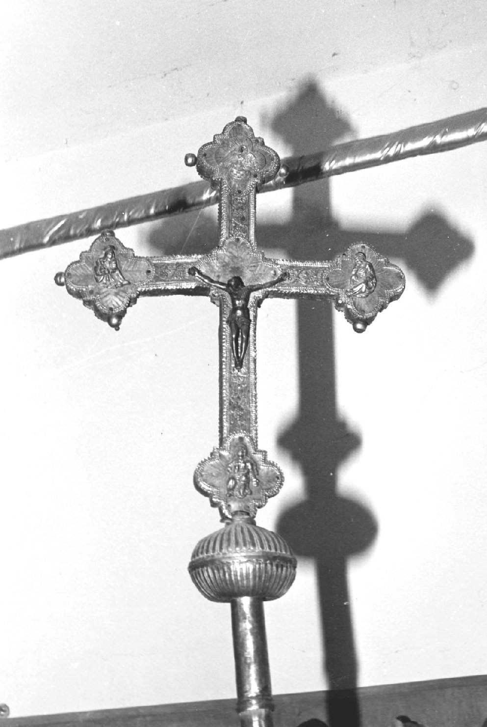 crocifissione di Cristo con la Madonna e santi (croce processionale) - manifattura umbra (inizio sec. XVI)