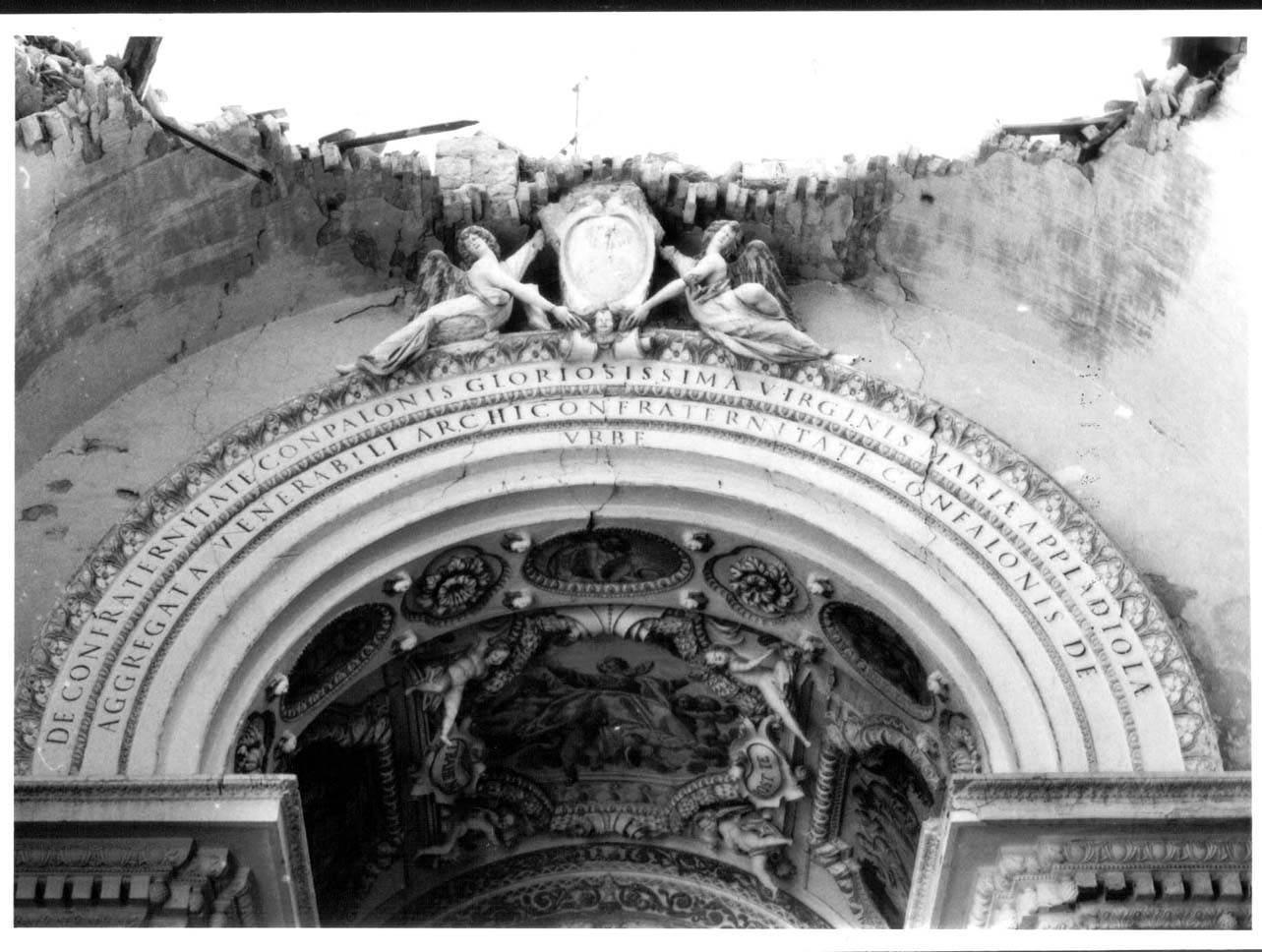 angeli reggitarga (decorazione plastico-pittorica, elemento d'insieme) di Allegrucci Palmerino (attribuito), Guidangeli Marco (attribuito), Guidangeli Paolo (attribuito), Caminoni Francesco (attribuito) (metà sec. XVII)