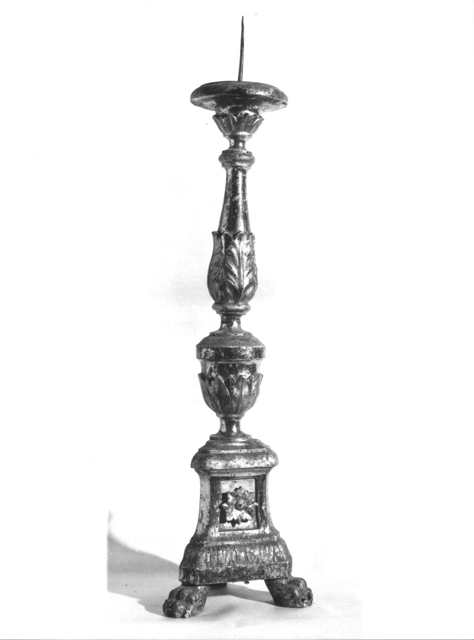 candeliere d'altare, serie - bottega Italia centrale (sec. XVIII)