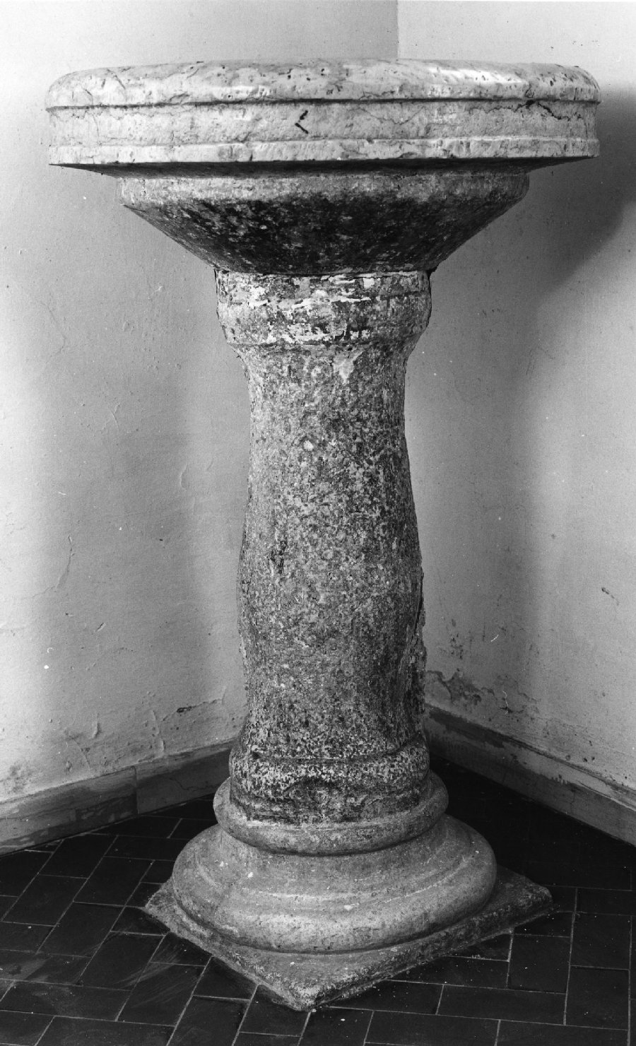 acquasantiera - a fusto, opera isolata - produzione umbra (sec. XV)