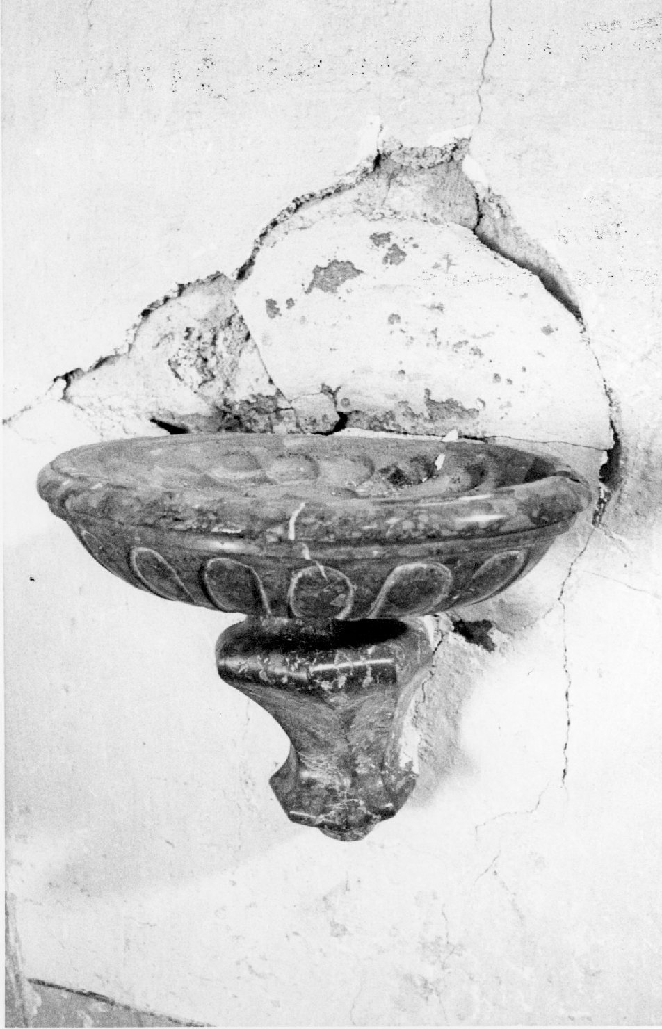 acquasantiera - a conchiglia, opera isolata - produzione umbra (sec. XVI)