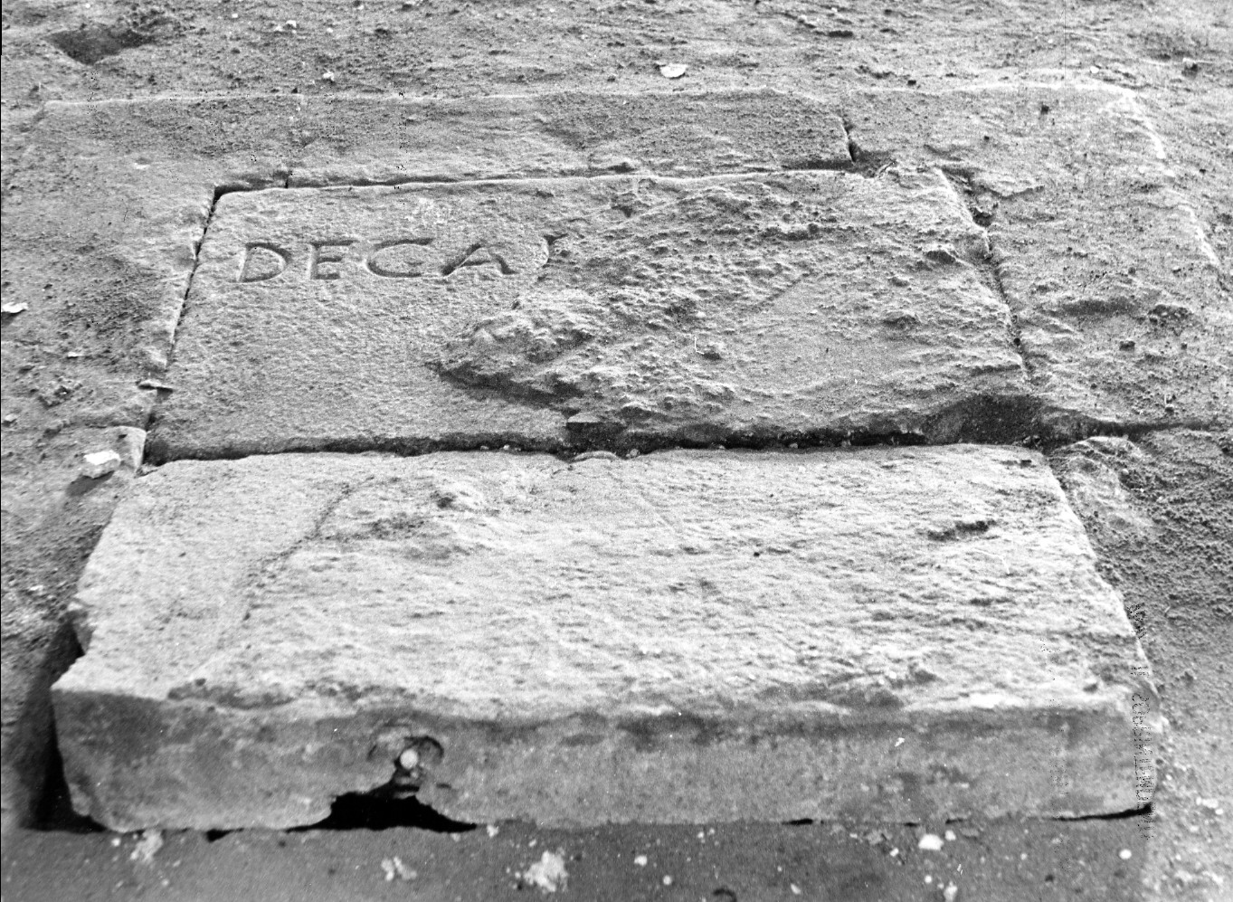 lastra tombale, opera isolata - ambito umbro (sec. XVIII)