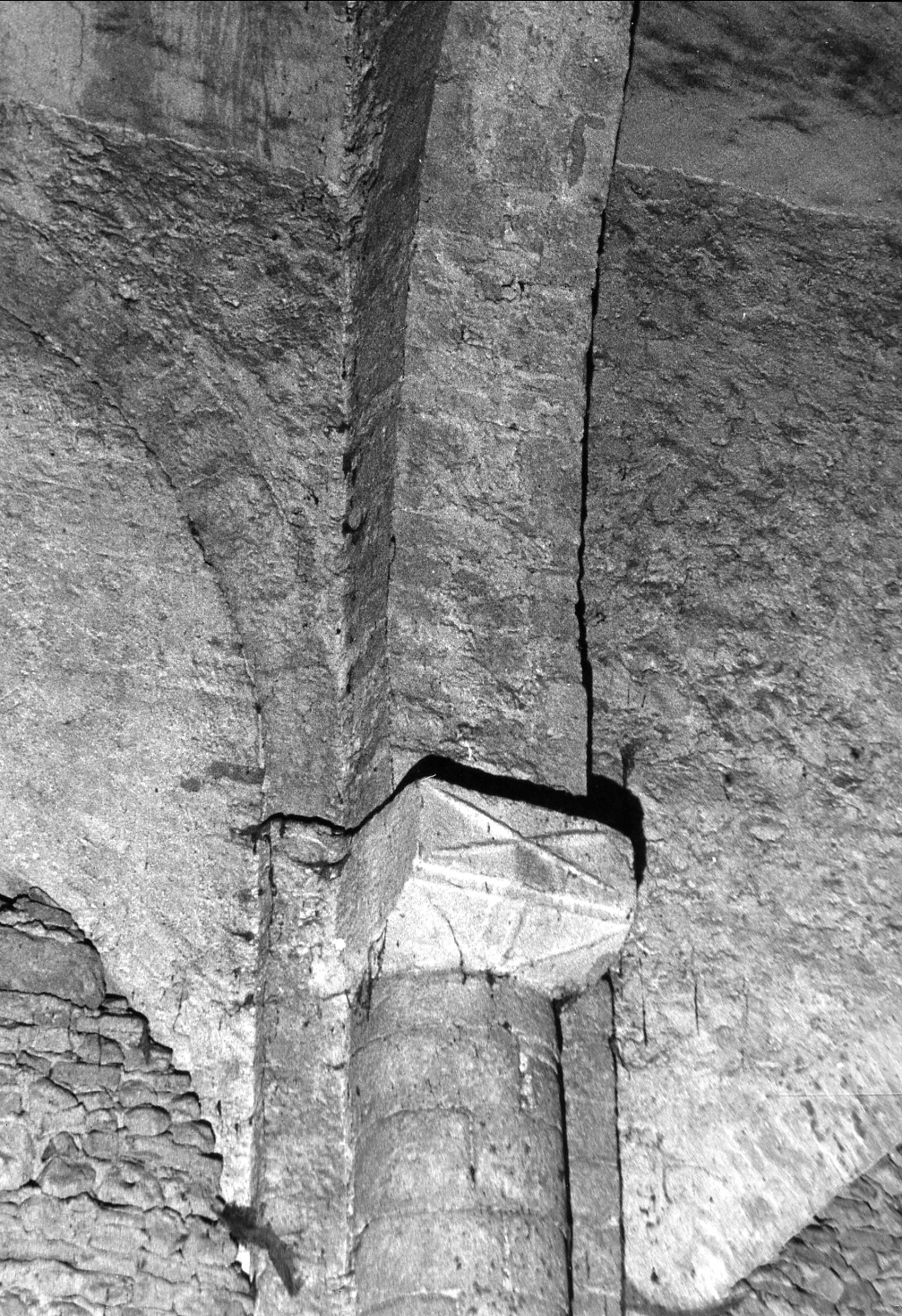 capitello, elemento d'insieme - ambito umbro (sec. XI)