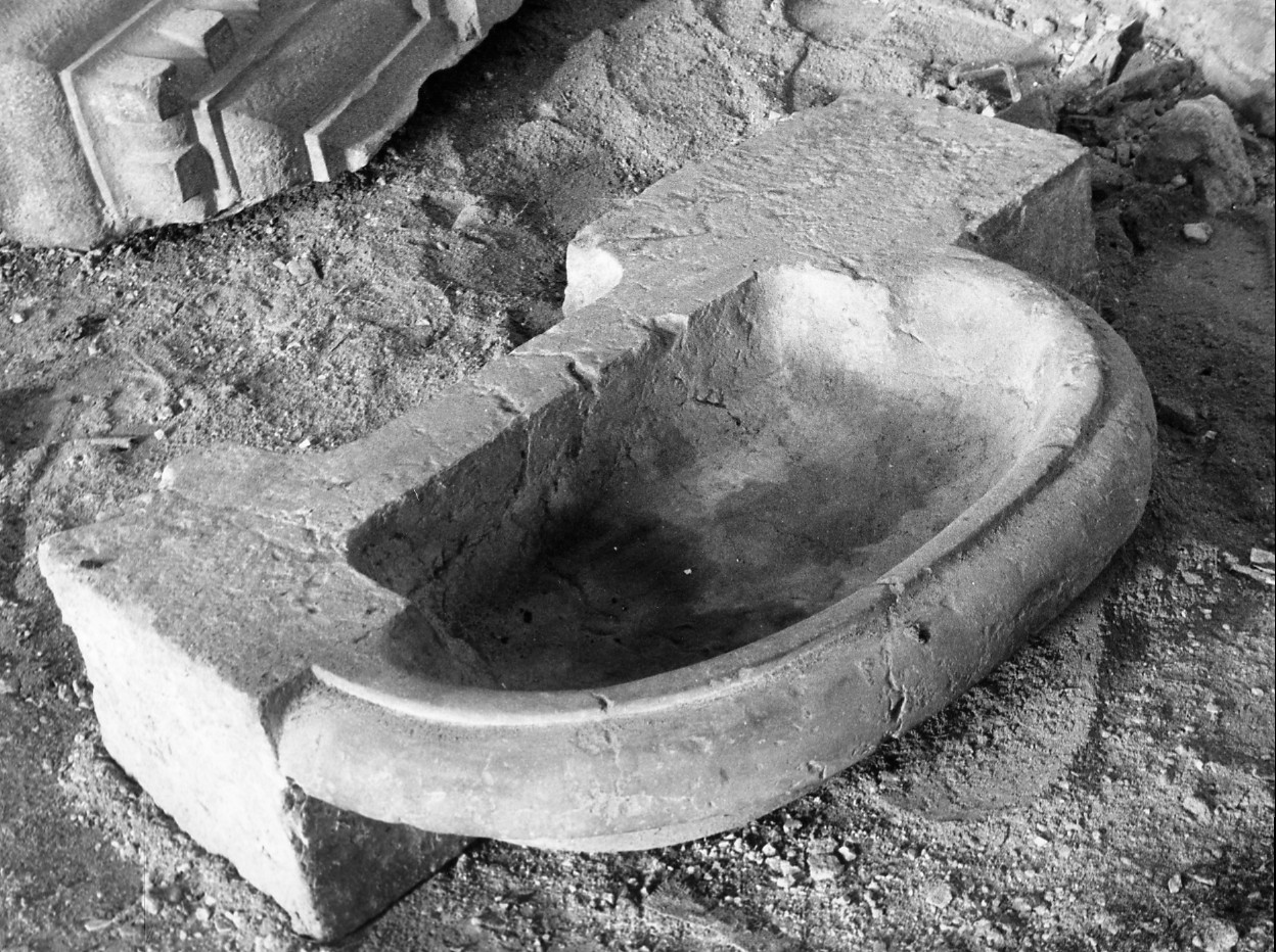 acquasantiera - ambito umbro (sec. XVI)