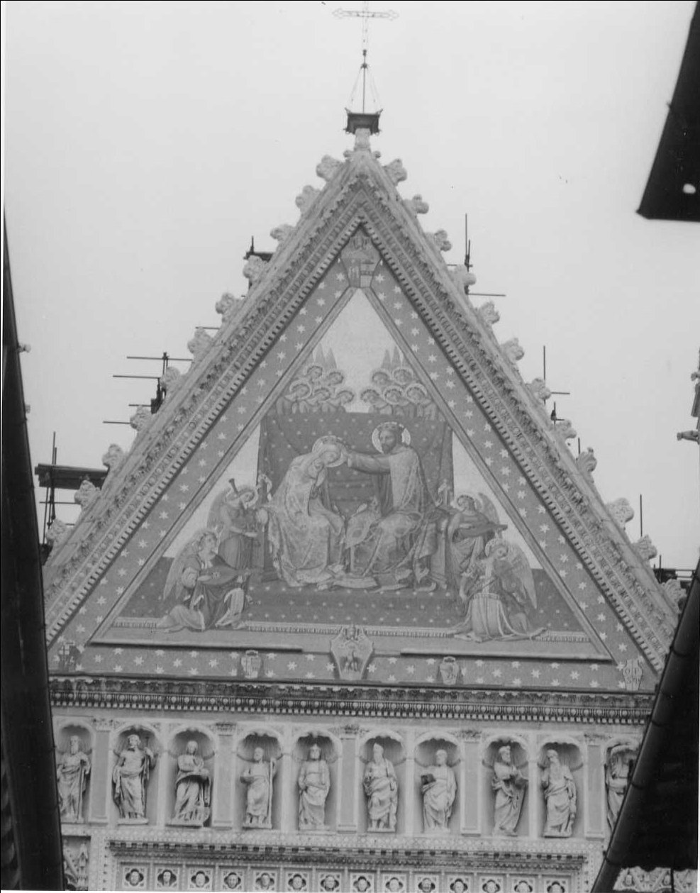 incoronazione di Maria Vergine (decorazione musiva, opera isolata) di Cocchi Raffaele (attribuito), Castellini Raffaele (attribuito), Kibel Guglielmo (attribuito), Volponi Gherardo (attribuito) (sec. XIX)