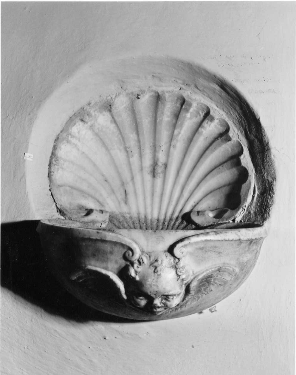 acquasantiera - a conchiglia, opera isolata - bottega italiana (sec. XVI)