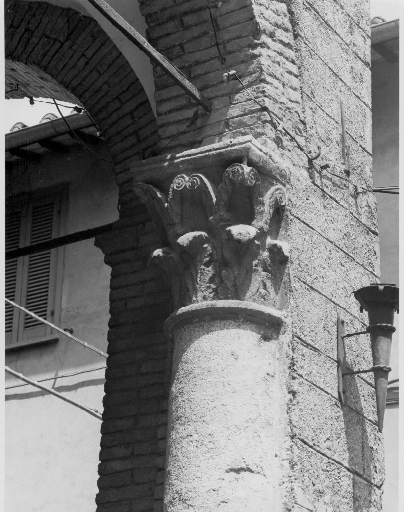 capitello corinzio - bottega italiana (seconda metà sec. XII)