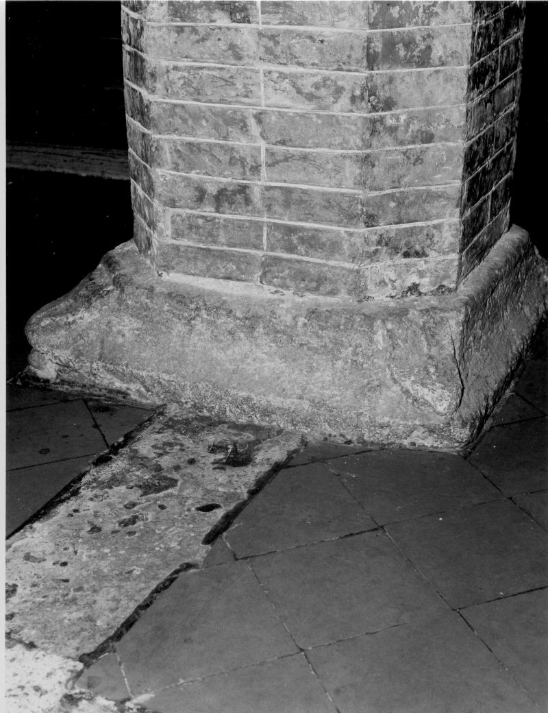 base di pilastro, elemento d'insieme - bottega Italia centrale (seconda metà sec. XI)