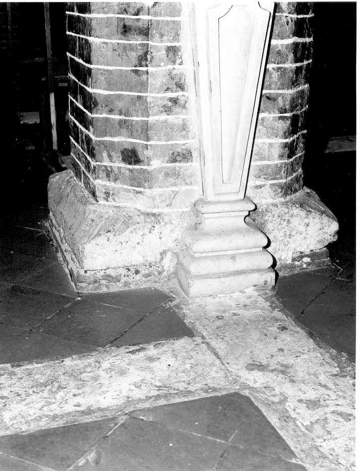 base di pilastro, elemento d'insieme - bottega Italia centrale (seconda metà sec. XI)